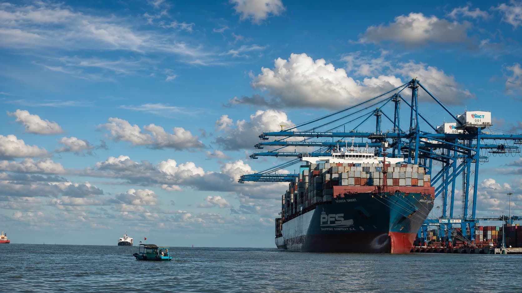 Buque portacontenedores PFS Shipping Company en puerto internacional
